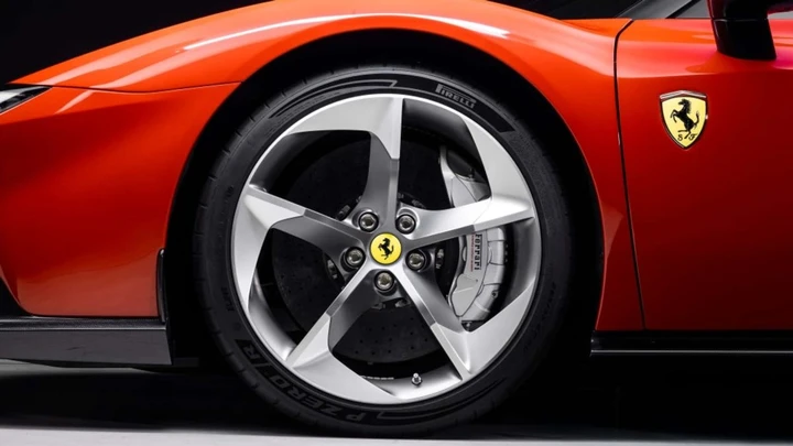 Ferrari cambia rotta sull’elettrico: solo il 20% sarà a batteria