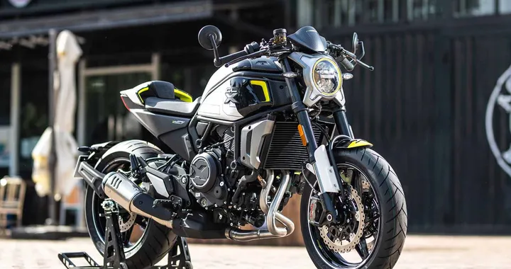 CFMoto 700CL-X Sport 2022, la modern-classic sportiva