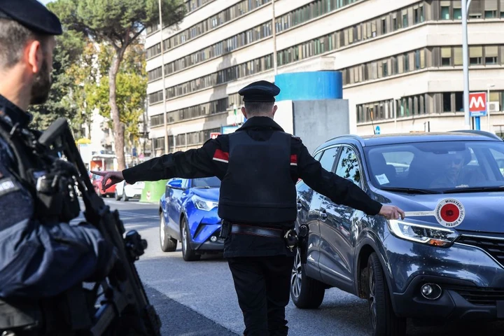 Guida senza patente e saluta la pattuglia: veicolo sequestrato