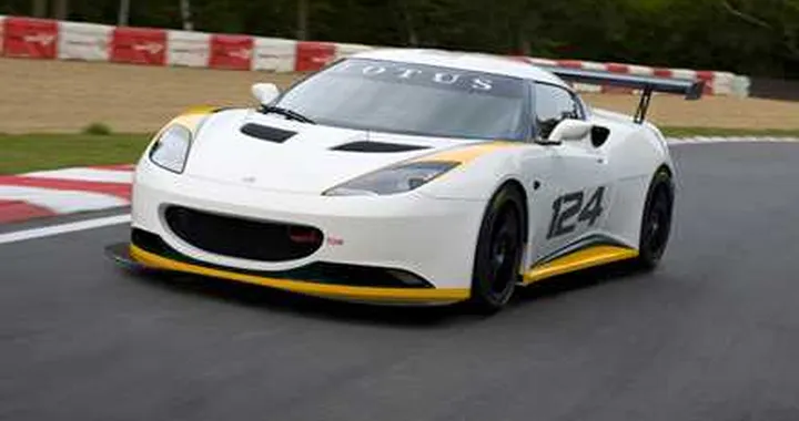 Ecco la Lotus Evora con la tuta da corsa