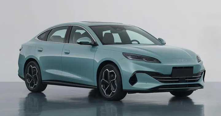 BYD Seal 06 DM-i: berlina Plug-in Hybrid con 2000 km di autonomia