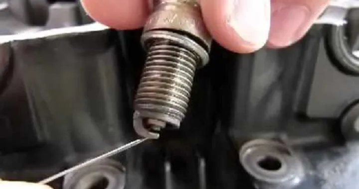 Candela auto bruciata o consumata: i sintomi, come si sostituisce e quanto costa