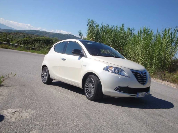 Lancia Ypsilon 0,9 Twin Air Platinum: la prova su strada