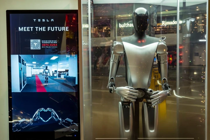 Tesla in crisi lascia da parte le auto e punta sui robot umanoidi