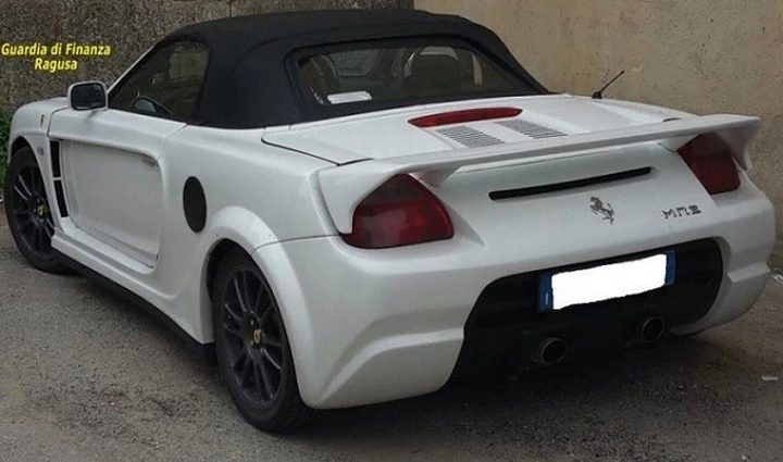 Modifica una Toyota, la rende simile ad una “Ferrari”: vettura sequestrata