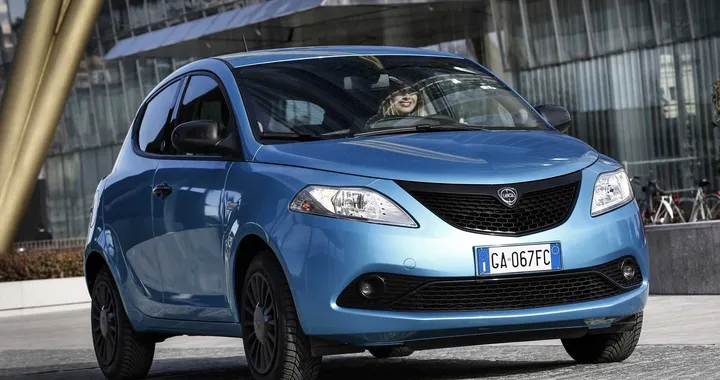 Lancia Ypsilon, debutta la nuova versione mild hybrid