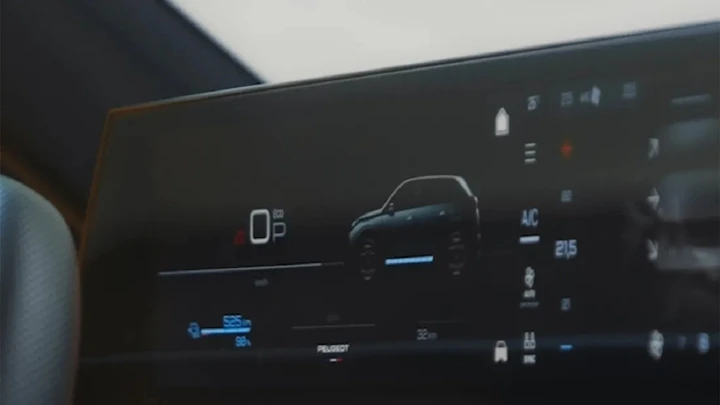 Nuova Peugeot e-5008