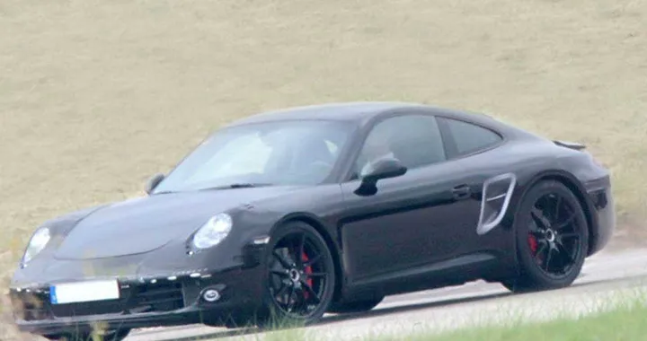 Porsche prepara una nuova sportiva V8