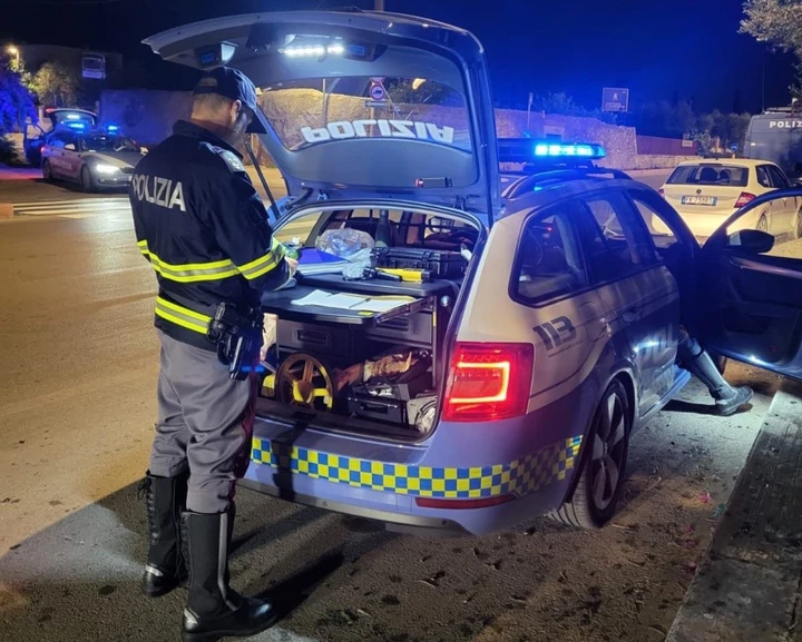 Semina il panico con l'auto che viaggia a zig zag: ubriaco al volante