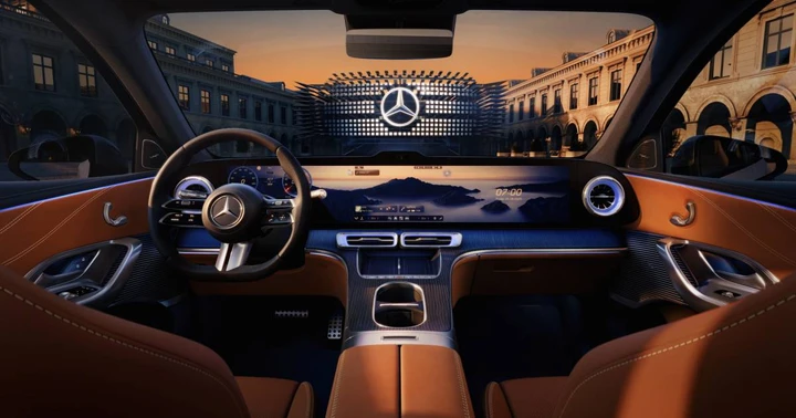 Mercedes-Benz GLC 2025: gli interni si rinnovano con la nuova Hyperscreen