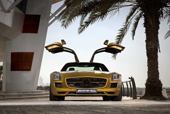 Una Mercedes SLS tutta d'oro