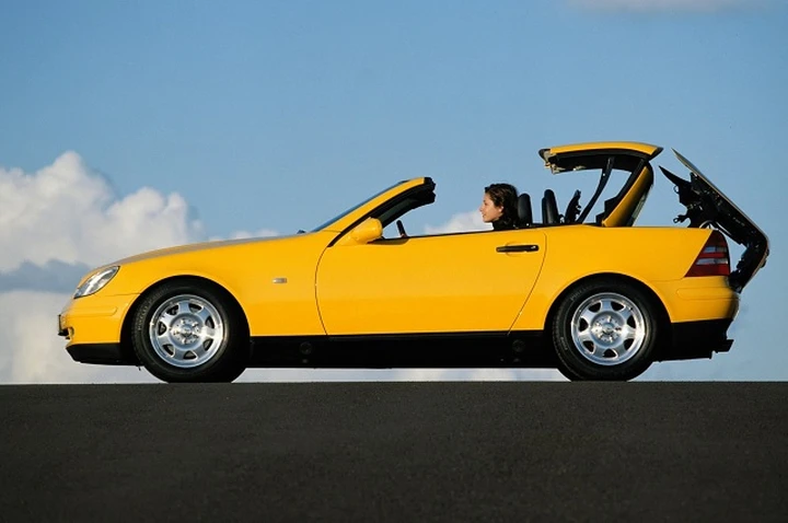 Auto e Moto d’Epoca: Mercedes SLK celebra venticinque anni