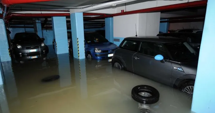 Bagno fuori stagione per 100 auto a Bari