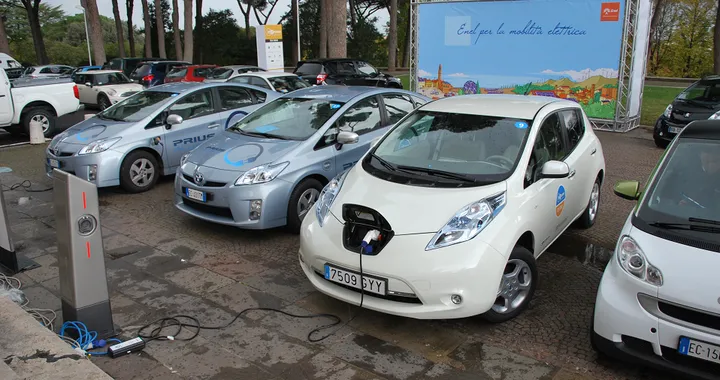Nissan Leaf vs Toyota Prius Plug-in, meglio ibrida o elettrica?