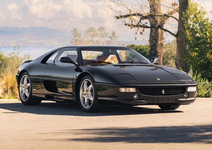 Una leggenda su quattro ruote: la Ferrari F355 di Alboreto torna protagonista