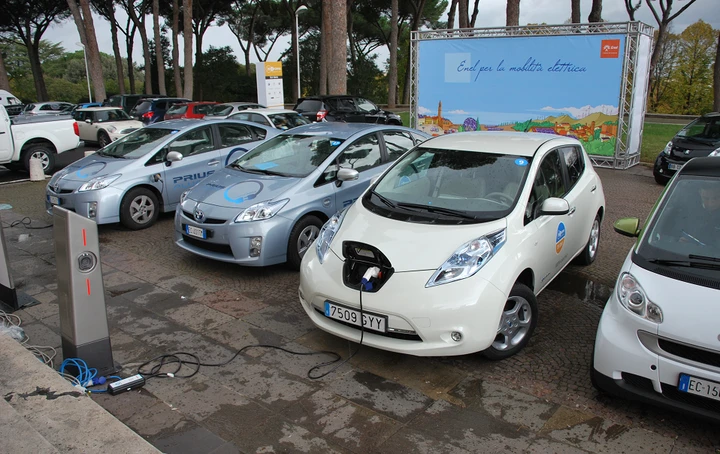 Nissan Leaf vs Toyota Prius Plug-in, meglio ibrida o elettrica?