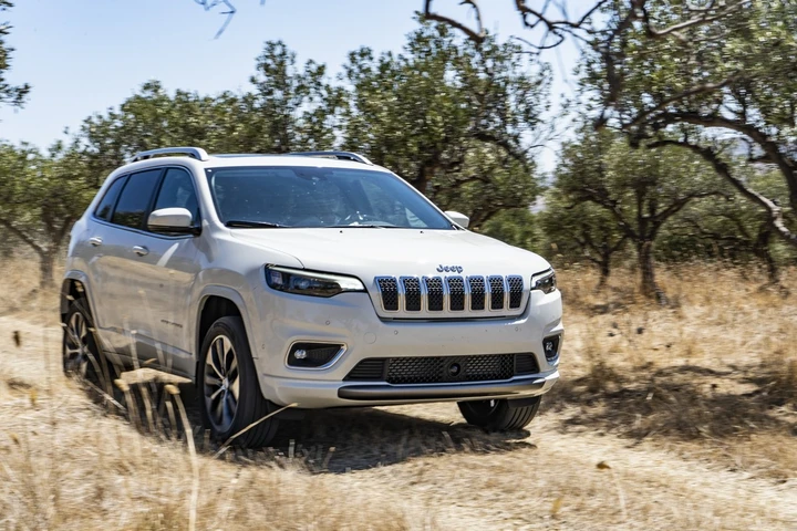 Jeep Cherokee restyling: un allestimento per ogni esigenza