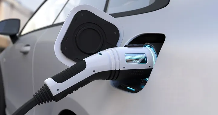 Auto elettrica: la ricarica nel 2022 costa il 161% in più