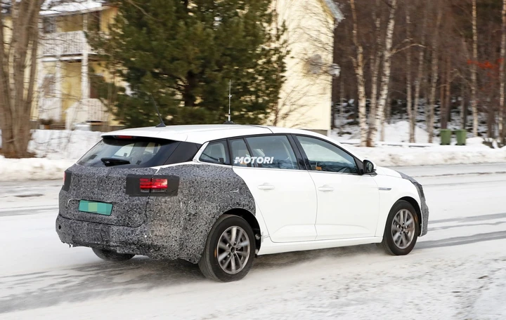 Renault Megane Grandtour: foto spia del restyling