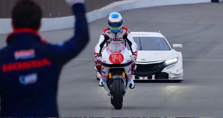 Alonso prova la moto di Marc Marquez