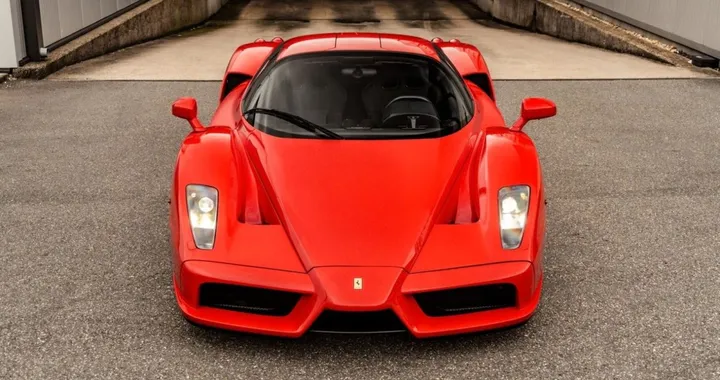 Acquista Ferrari Enzo mai usata in vent'anni: 4,7 milioni di dollari il valore