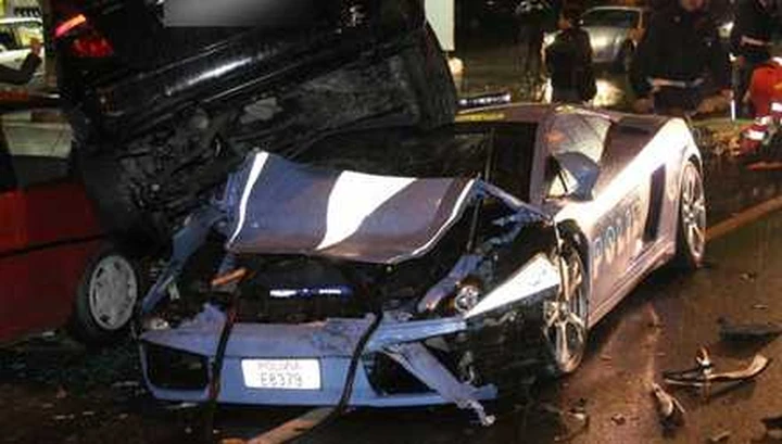 Distrutta la Lamborghini della Polizia