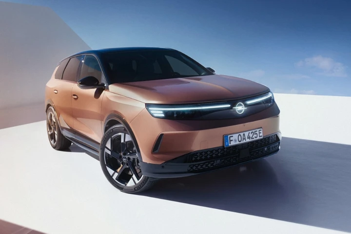 Nuovo Opel Grandland: design audace e sostenibile per un futuro elettrificato