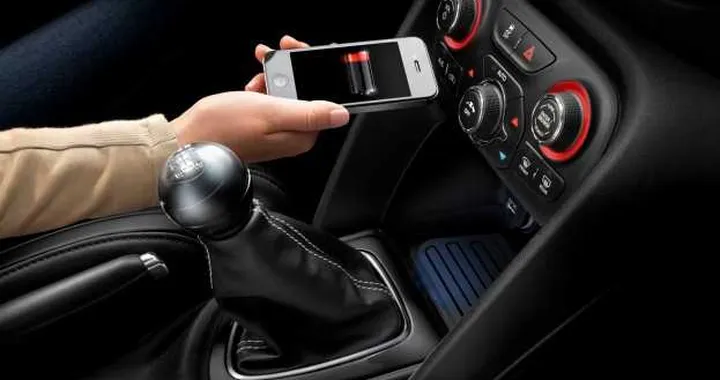 Dodge Dart: ricarica wireless per lo smartphone