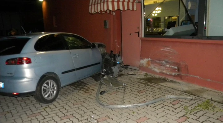 Si schianta contro un bar e chiede da bere