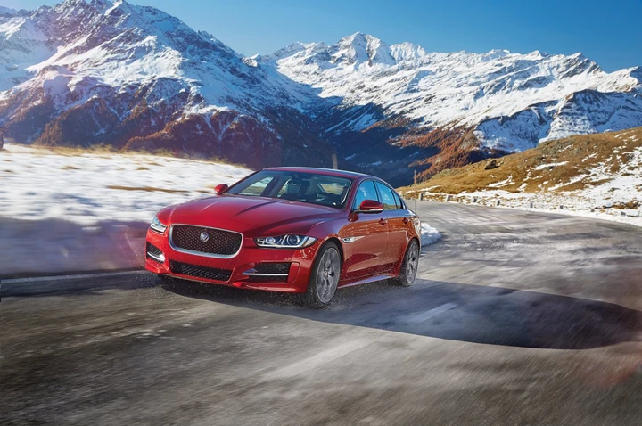 Jaguar XE Model Year 2016: immagini ufficiali