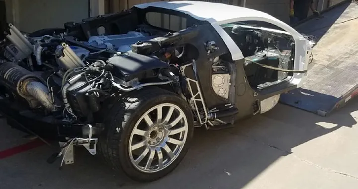 Bugatti Veyron: era stata gettata in un lago, ora è in vendita a prezzo di saldo. Ecco il video