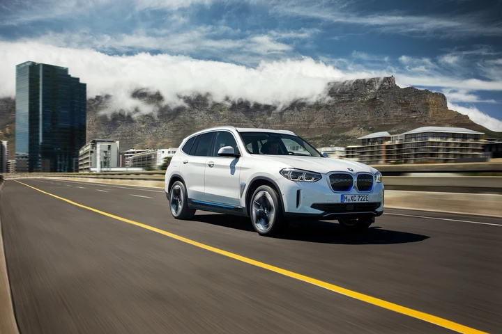Bmw iX3: immagini ufficiali, powertrain e produzione