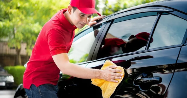 Come rimuovere i moscerini e la resina dalla carrozzeria dell'auto: rimedi efficaci e precauzioni da seguire