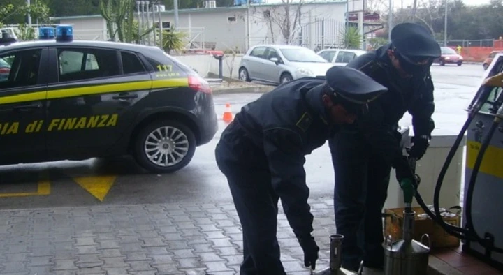 Truffe ai distributori di benzina: ecco come gli automobilisti venivano raggirati