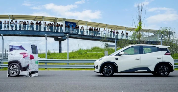BYD sfida Tesla: pagherà gli incidenti causati dalla guida assistita