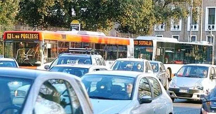 Italiani: si al blocco, ma servono più autobus