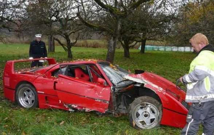 Incidente per una Ferrari F40: alla guida un 80enne