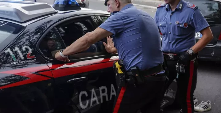 Auto a zig-zag in strada: alla guida c’era un ragazzo di 13 anni
