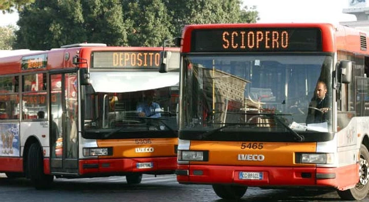 Sciopero venerdì 5 dicembre 2014, a rischio treni, aerei, navi e mezzi pubblici