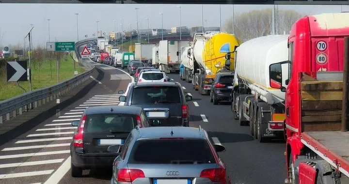Distanza di sicurezza: come calcolarla per una guida sicura
