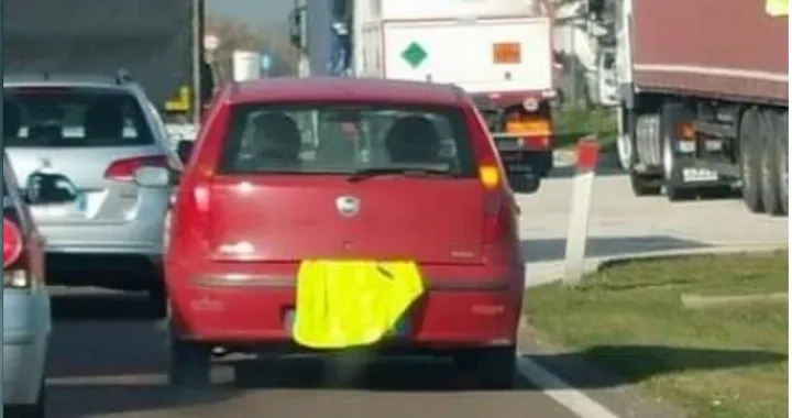 Copre la targa per eludere gli autovelox: multato