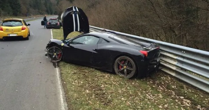 Distrugge la sua Ferrari e raccoglie i fondi via web per ripararla