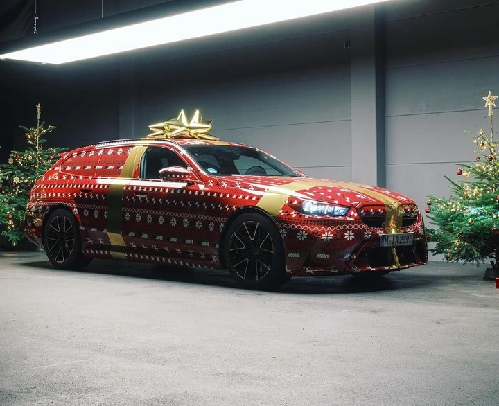 BMW M5 Touring 2025: il brand regala per Natale un primo assaggio [TEASER]