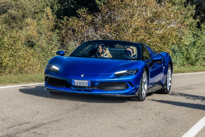 Ferrari 296 GTS: la prova su strada