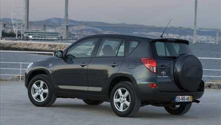 Toyota ripara 735.000 auto, ma non richiama...
