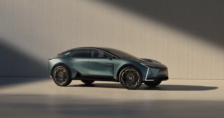 Lexus sconvolge il lusso: la nuova LS ha sei ruote e un’anima zen