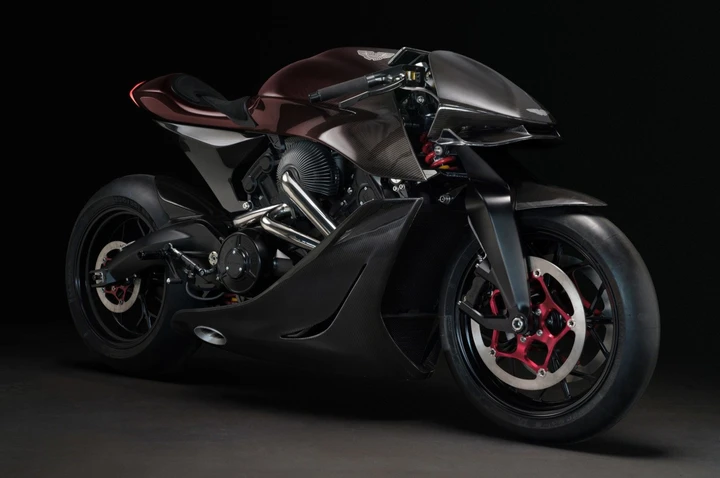 AMB 001 by Aston Martin e Brough Superior, primi test in pista