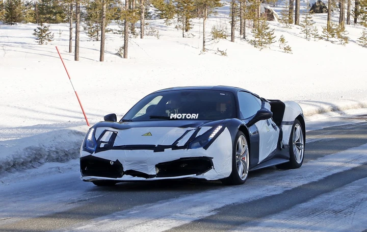 Ferrari: le foto spia di un inedito modello ibrido