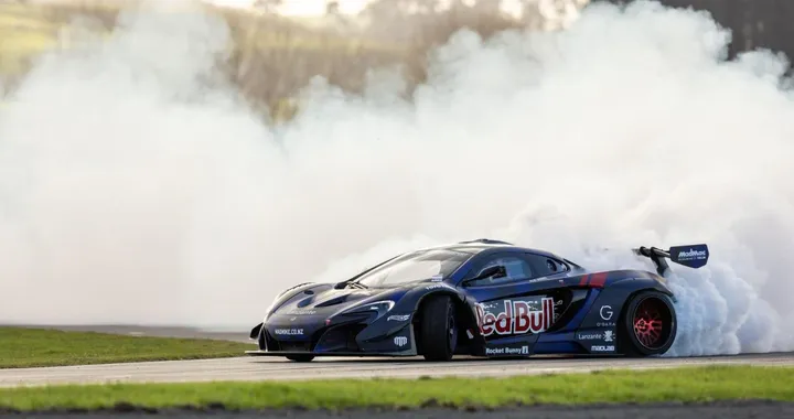 Mad Mike infiamma Monterey: 1000 cavalli di spettacolo con la sua MADMAC
