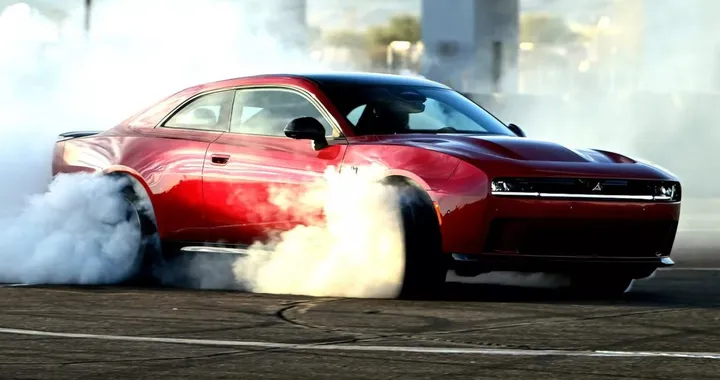 Dodge cambia rotta: il termico torna a rombare con la nuova Charger Sixpack